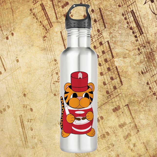 Garrafa Tigre Marching Banda Drum Vermelho e Branco (A water bottle with a drummer tiger wearing a red and white marching band uniform)