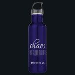 Garrafa Tipografia Branca do Coordenador de Caos Personali<br><div class="desc">Personalização da Garrafa de Água Personalizada do Coordenador do Caos apresenta um simples design do texto "coordenador do caos" em um divertido roteiro de caligrafia branca com seu nome personalizado abaixo. Personalize editando o texto na caixa de texto fornecida. Perfeito para aquela mãe ocupada, professor, gerente da equipe de esportes...</div>