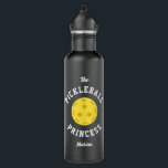 Garrafa Tipografia da diversão em lince da princesa picleb<br><div class="desc">Esta garrafa de água com o tema da bola de picles divertida e moderna mostra a frase "A Princesa Pickleball" com uma bola de picleball. Personalize esta design com seu próprio nome! Todas as cores neste design são totalmente personalizáveis - basta clicar em "editar usando a ferramenta design". A design...</div>