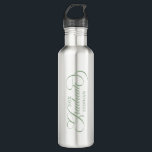 Garrafa Tipografia de Sage Verde do formando Elegante<br><div class="desc">Formando: um elegante design de tipografia verde-guião com um nome e ano personalizáveis.</div>