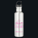 Garrafa Tipografia Rosa Coordenadora do Caos Personalizada<br><div class="desc">Typografia Rosa Coordenadora do Caos A Garrafa de Água Personalizada apresenta um simples design do texto "coordenador do caos" em um roteiro de caligrafia rosa com seu nome personalizado abaixo. Personalize editando o texto na caixa de texto fornecida. Perfeito para aquela mãe ocupada, professor, gerente da equipe de esportes ou...</div>