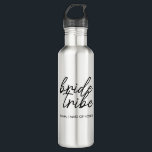 Garrafa Tribo Bride | Moderna Bridesmaid Personalizada<br><div class="desc">Simples, moderno e na moda, "Bride Tribe" cita o cambalhista acrílico com letra de script em preto e branco em estilo de tendência. Os nomes podem ser personalizados com nomes do seu partido noivo. Você pode usá-lo para a noiva, madrinhas, floreiras ou Mãe da Noiva. Os acessórios coordenadores para a...</div>