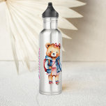 Garrafa Urso de pelúcia bonito numa bolsa de escola de jaq<br><div class="desc">Ursinho de pelúcia bonitinho numa bolsa de escola de jaqueta do 1º ano dá uma garrafa de água personalizada.</div>