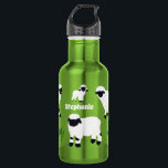 Garrafa Valais Blacknose Sheep Personalizado Farmers<br><div class="desc">Adicione um nome para criar um presente personalizado adorável. Seja um fazendeiro que cria ovelhas ou apenas alguém que ama ovelhas e outros animais de fazenda, eles certamente apreciam as ilustrações de Valais Blacknose Sheep em branco e preto nesta garrafa d'água. Os gráficos são colocados sobre um fundo verde-grama com...</div>