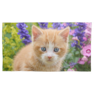 Gatinho bonito do gato do gengibre no _florido da