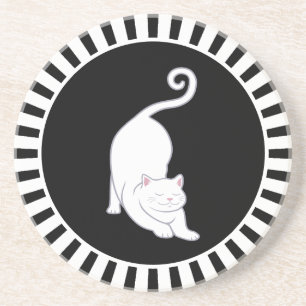 Gatinho branco fofo em porta-copos preto e branco