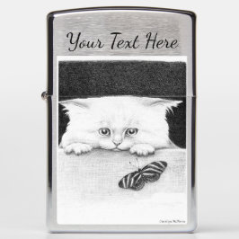 Gatinho curioso com o isqueiro de Zippo da