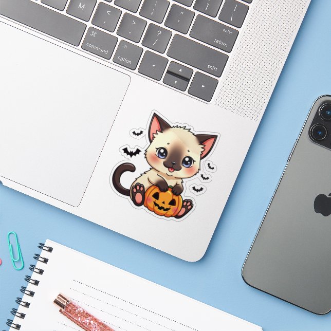 Gatinho Siames Playful – Adesivo Fofo de Halloween (Notebook com iPhone)