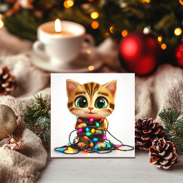 Gatinho Tabby embrulhado no cartão de férias das l