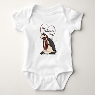 Gatinhos Pretos e Brancos com Camisas Bebidas