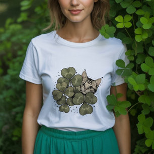 Gato adorável cercado por folhas de trevo verde