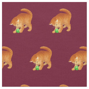 Gato alaranjado do gatinho que joga com tecido da