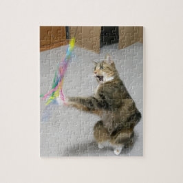 Gato ataca o quebra-cabeça do brinquedo isca
