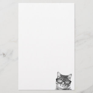 Gato bonito com papel dos artigos de papelaria dos