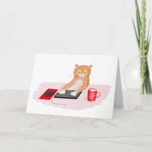 Gato bonito navegando na internet em um cartão de 