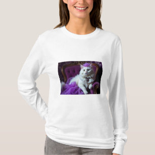 gato branco na camiseta da poltrona roxa