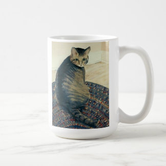 Gato de gato malhado clássico na caneca clássica