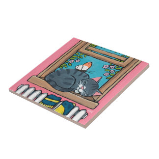 Gato de gato malhado do sono com a borboleta no