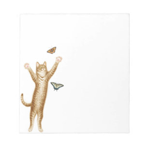 Gato de gato malhado que persegue o bloco de notas