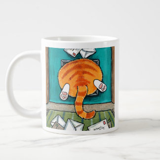 Gato de guindaste grande laranja na caneca de café