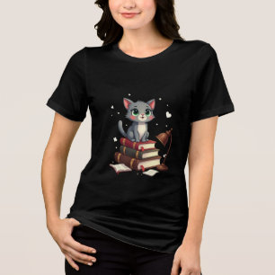 Gato de Leitura Bonita: Kitten em uma Pilha de Liv