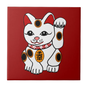 Gato de Maneki Neko no fundo vermelho