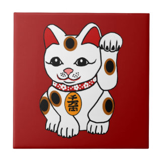 Gato de Maneki Neko no fundo vermelho