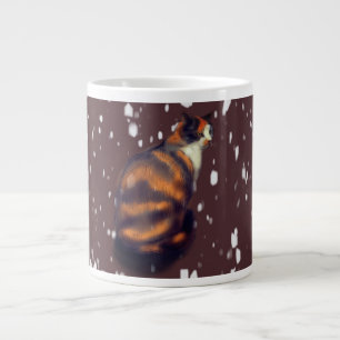 Gato de marmalada na caneca gigante da neve