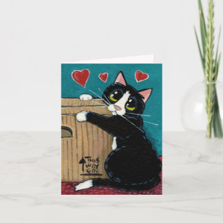 Gato do smoking no amor com o cartão de nota da