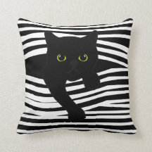 Gato Espiando Através da Almofada de Listras