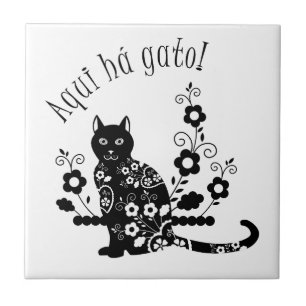 Gato negro com flores e expressão portuguesa