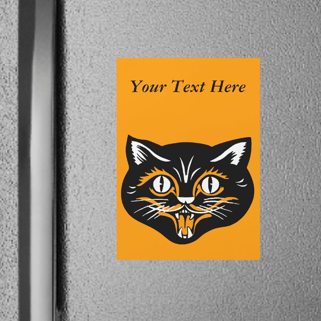 Gato Preto Clássico Vintage de Halloween com Presa (Smiling Halloween vintage black cat face with orange white accents on bright orange magnetic card.)