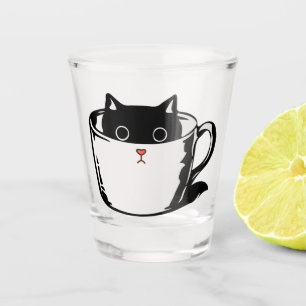 Gato preto com nariz vermelho escondido em um copo