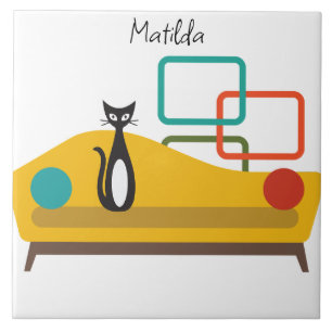 Gato preto e branco do século médio no sofá. anos