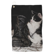 Gato preto e branco travesso