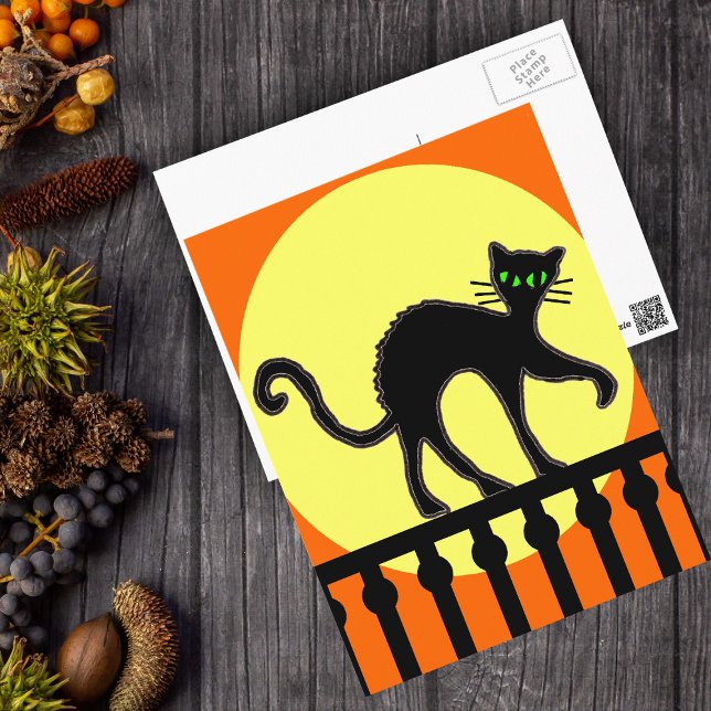 Gato preto no cartão da cerca (Halloween black cat arched back on black fence yellow moon on orange postcard.)