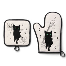 Gato Preto Rodeado por Notas Musicais Sussurrantes