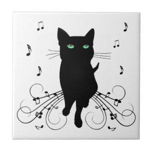 Gato Preto Rodeado por Notas Musicais Sussurrantes