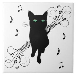 Gato Preto Rodeado por Notas Musicais Sussurrantes