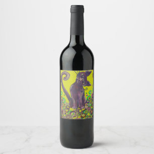 gato roxo na etiqueta do vinho amarelo