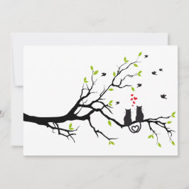 Gatos apaixonados em árvore com corações vermelhos