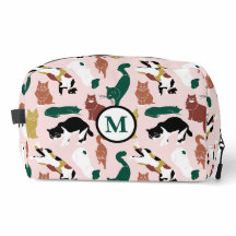 Gatos encantadores desenhados à mão em fundo rosa