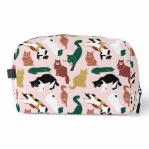 Gatos encantadores desenhados à mão em fundo rosa