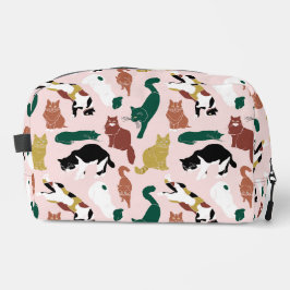 Gatos encantadores desenhados à mão em fundo rosa