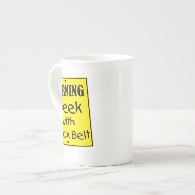 Geek de aviso com caneca preta (Frente Esquerda)