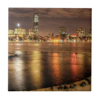 Gelo derretido parcialmente em Charles River em