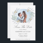 Gentil Botânico Frasto ⎥ Foto Salve O Cartão Data<br><div class="desc">Nossa gentil coleção botânica apresenta uma folhagem verde-clara, verde-lacrimejante e dourada, cor d'água, emparelhada com quadros de ouro e fundo lacrimogêneo para uma coleção de casamento perfeitamente elegante. Você pode encontrar itens correspondentes para sua experiência completa de casamento, mas também artesanatos, presentes e alguns itens pessoais. Acreditamos que o senhor...</div>