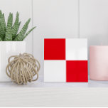 Geométrico Croata Vermelho Minimalista<br><div class="desc">Esse azulejo cerâmico minimalista apresenta um padrão croata vermelho e branco.</div>