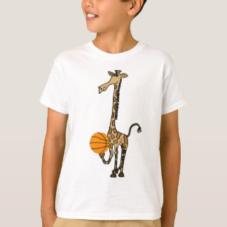 Girafa AW com uma camisa do basquetebol