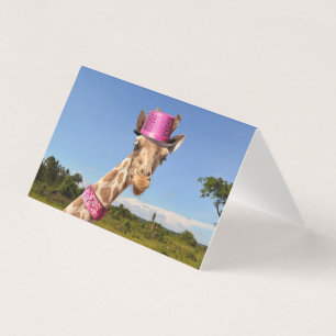 Girafa de chapéu cor-de-rosa brilhante
